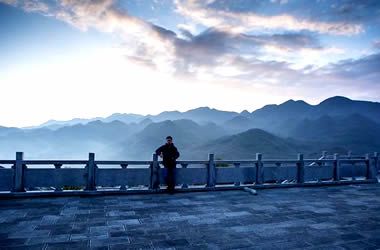 陽(yáng)光照耀小草壩，天賜寶物與美景